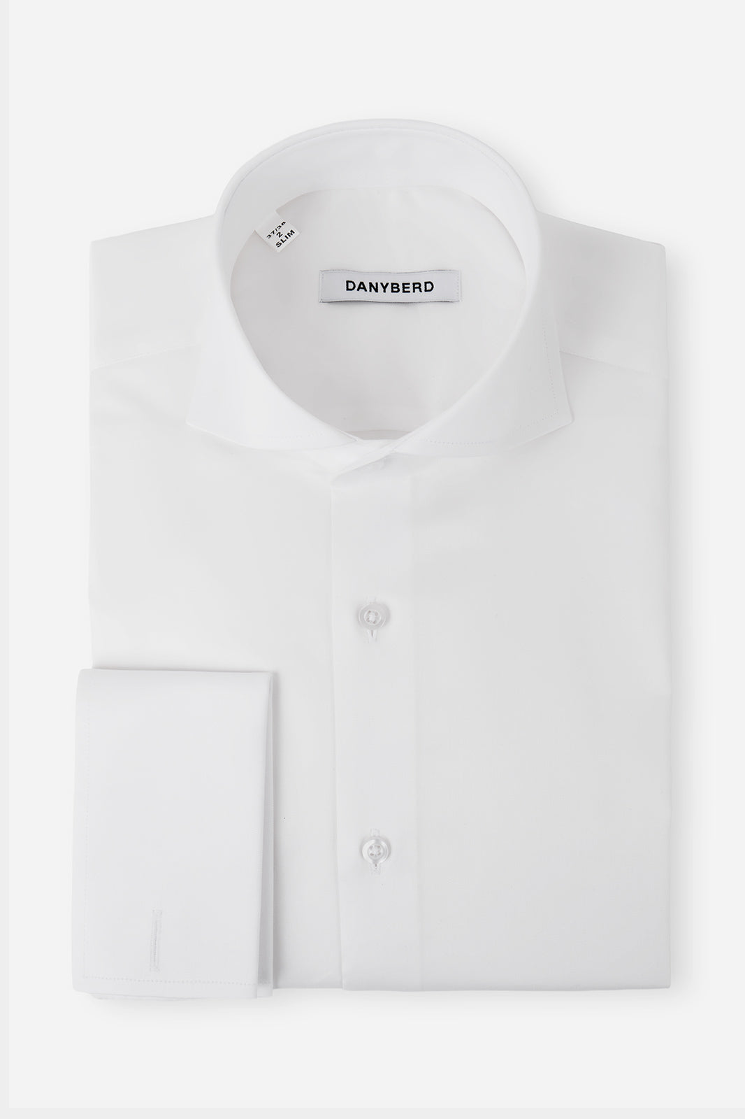 Vue sur fond blanc d'une chemise col Italien Poignets Mousquetaires couleur blanche. Sur du tissu italien en 100% coton et coupe cintrée.