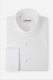 Vue sur fond blanc d'une chemise col Italien Poignets Mousquetaires couleur blanche. Sur du tissu italien en 100% coton et coupe cintrée.