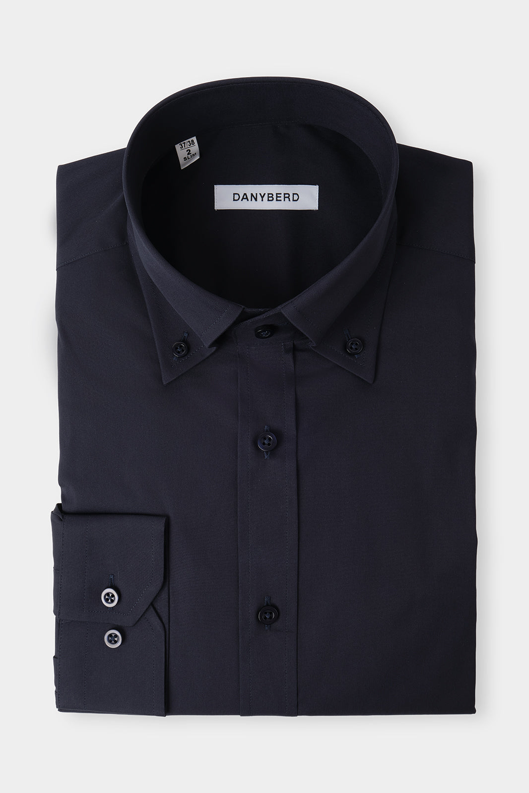 Vue sur fond blanc d'une chemise grand col boutonné en coton stretch marine.