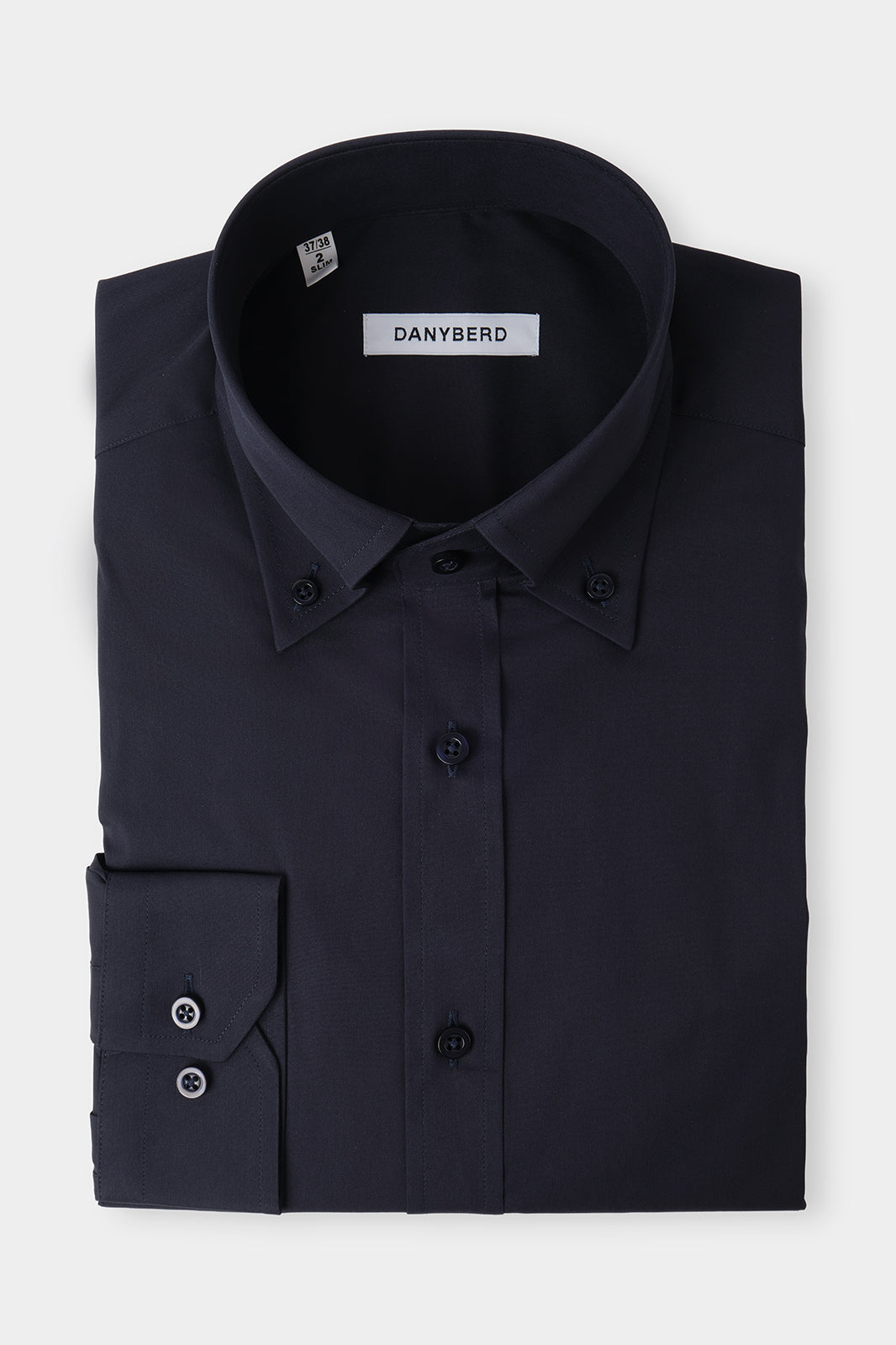 Vue sur fond blanc d'une chemise grand col boutonné en coton stretch marine.