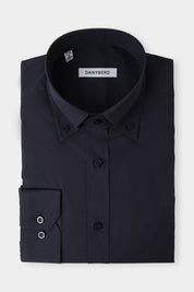 Vue sur fond blanc d'une chemise grand col boutonné en coton stretch marine.