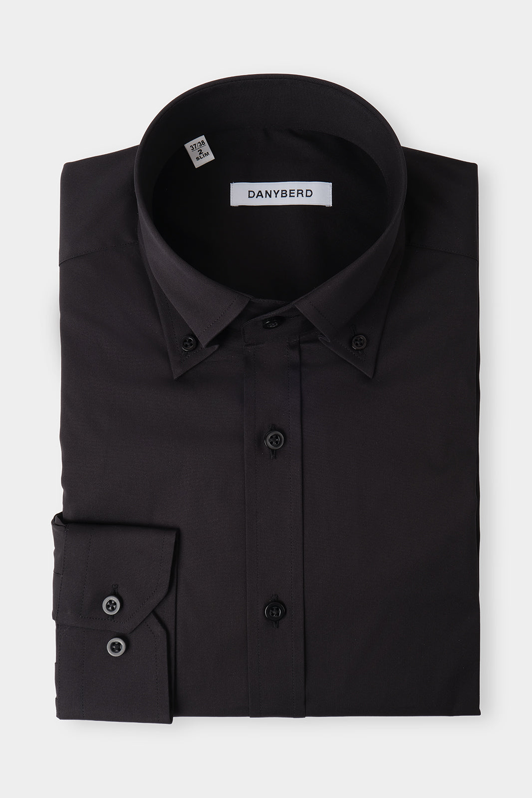 Vue sur fond blanc chemise grand col boutonné en noir