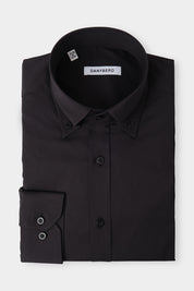 Vue sur fond blanc chemise grand col boutonné en noir