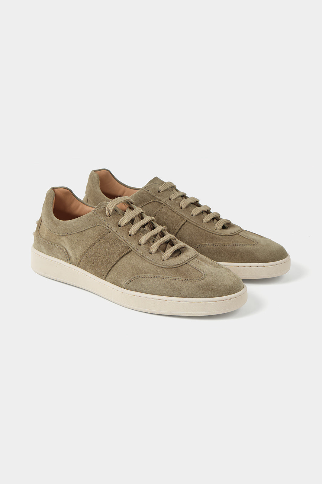 Vue sur fond blanc d'une paire de sneakers en peau à picots taupe