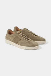 Vue sur fond blanc d'une paire de sneakers en peau à picots taupe