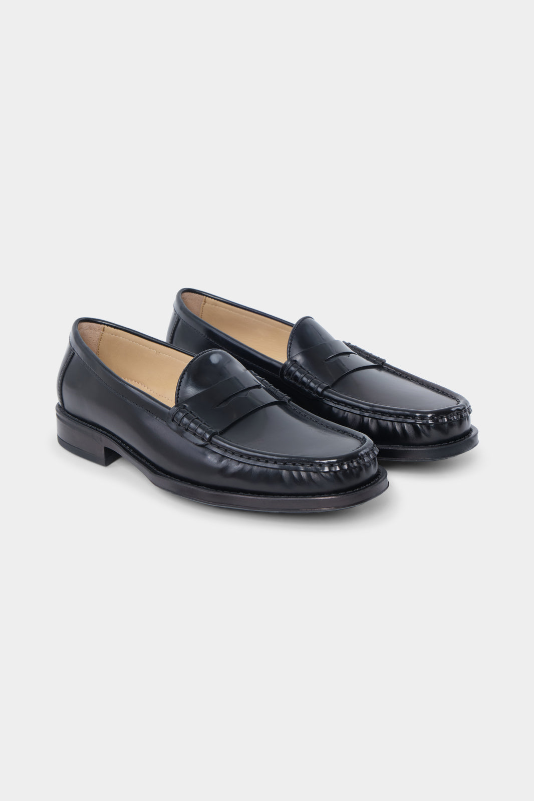 Découvrez nos mocassins en cuir noir, dotés d'une semelle antidérapante en gomme pour un confort absolu et une adhérence optimale. 