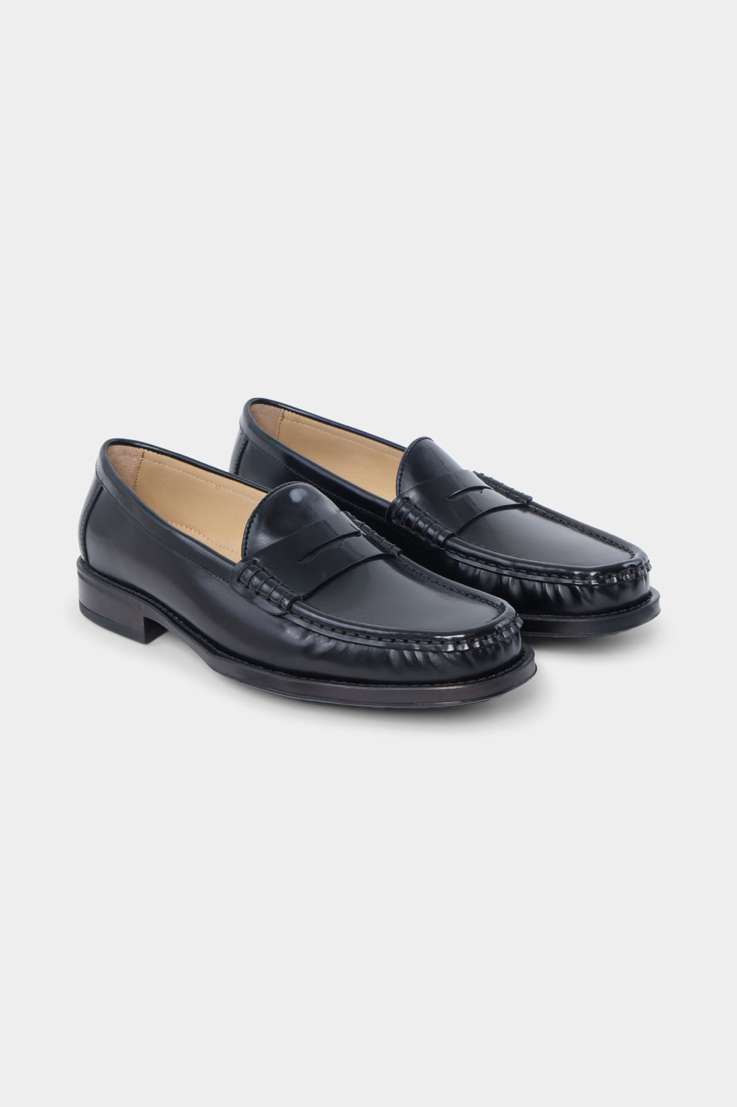 Découvrez nos mocassins en cuir noir, dotés d'une semelle antidérapante en gomme pour un confort absolu et une adhérence optimale. 