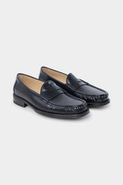 Découvrez nos mocassins en cuir noir, dotés d'une semelle antidérapante en gomme pour un confort absolu et une adhérence optimale. 