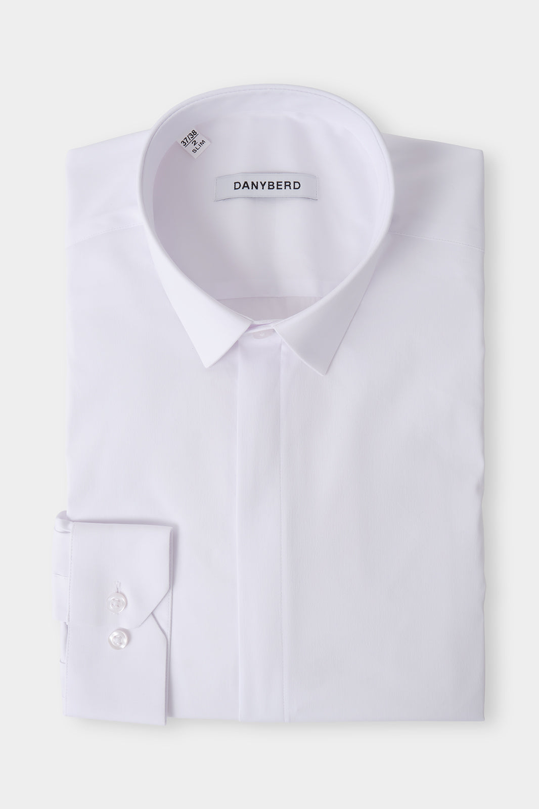 Vue sur fond blanc d'une chemise micro-col de couleur blanche.