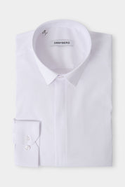 Vue sur fond blanc d'une chemise micro-col de couleur blanche.