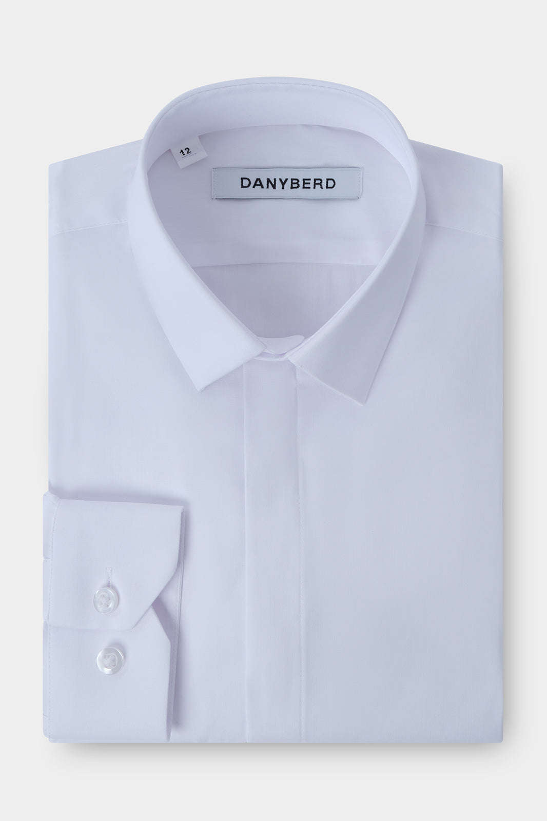 Cette chemise blanche en coton et élasthanne en coupe cintrée vous procurera un look élégant. 