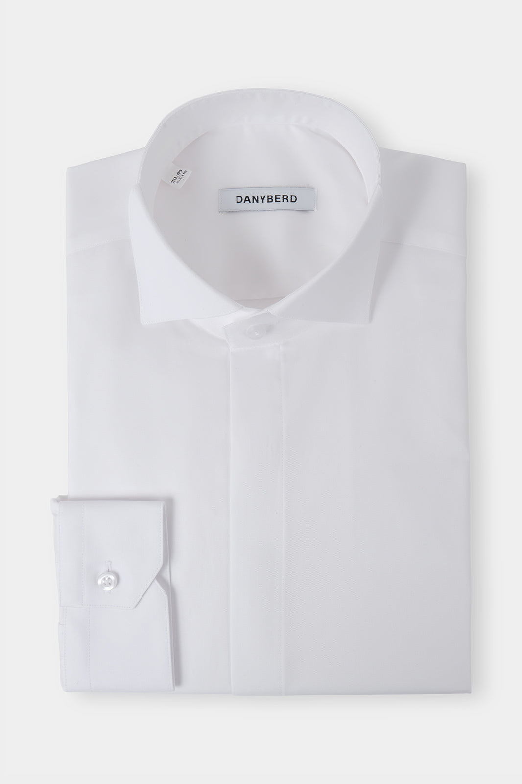 Vue sur fond blanc d'une chemise en coton pour homme avec un col cassé en blanche
