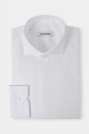 Vue sur fond blanc d'une chemise en coton pour homme avec un col cassé en blanche