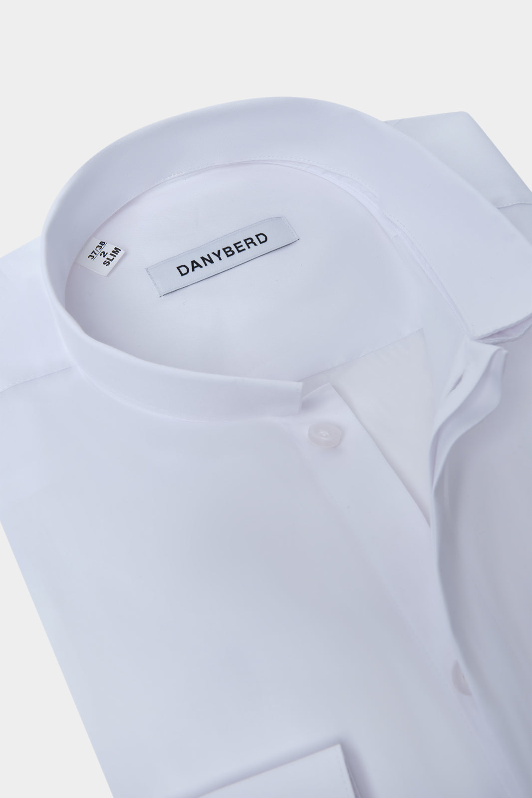 Photo d'une chemise blanche à col inversé en tissu confortable de coton et élasthanne vu de haut de chez Danyberd
