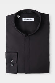 Vue sur fond blanc d'une chemise col inversé en noir 
