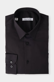 Vue sur fond blanc d'une chemise col couture en noir.