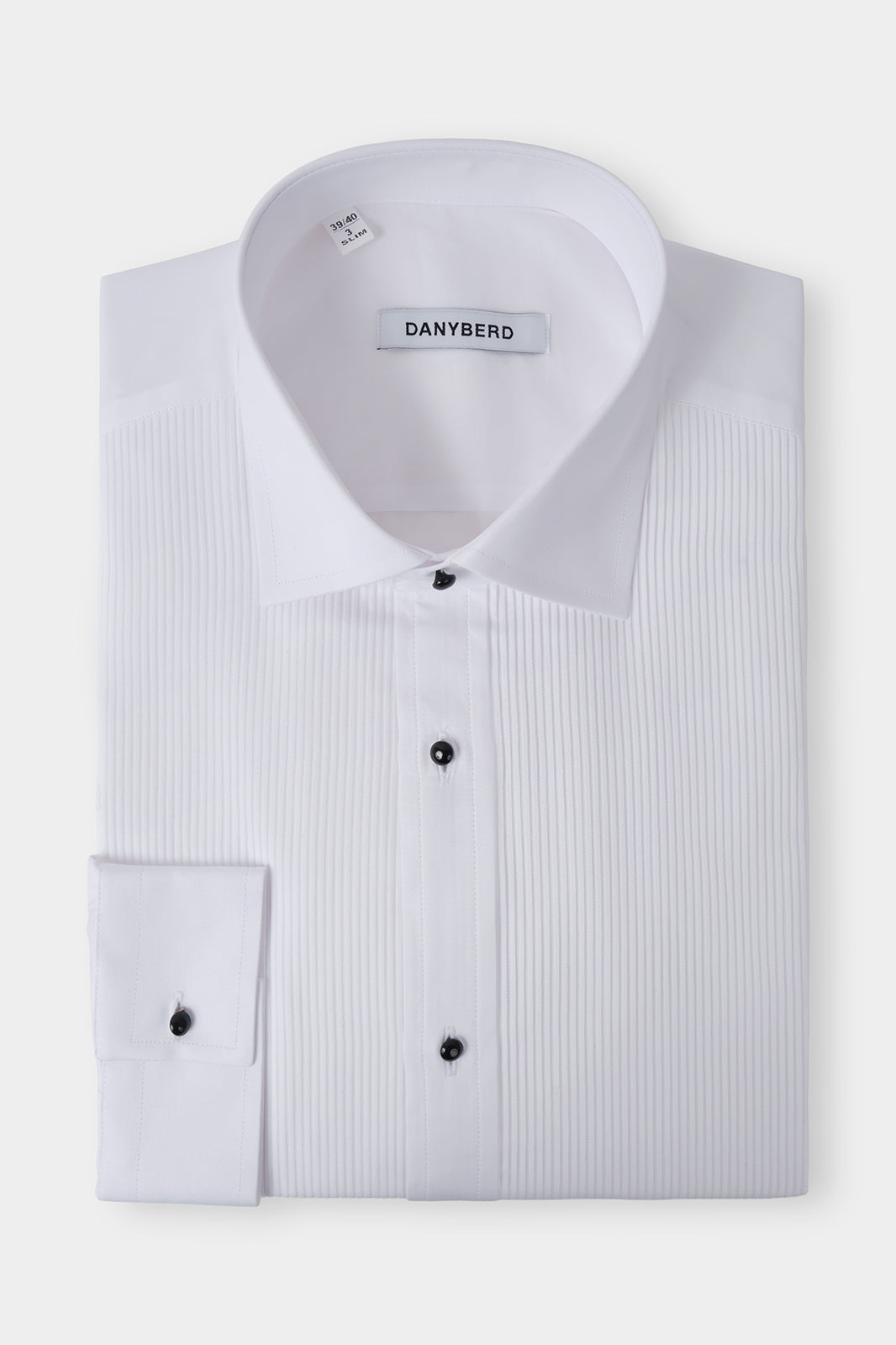 Vue sur fond blanc d'une chemise smoking à plastron blanche en coton