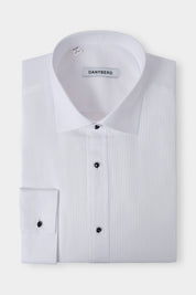 Vue sur fond blanc d'une chemise smoking à plastron blanche en coton