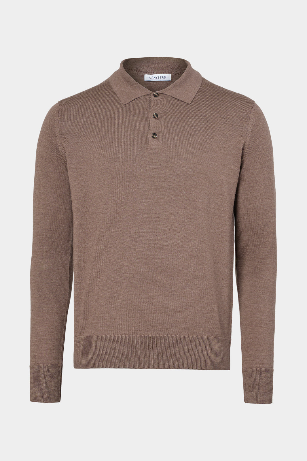 Vue sur fond blanc d'un pull col polo en laine taupe