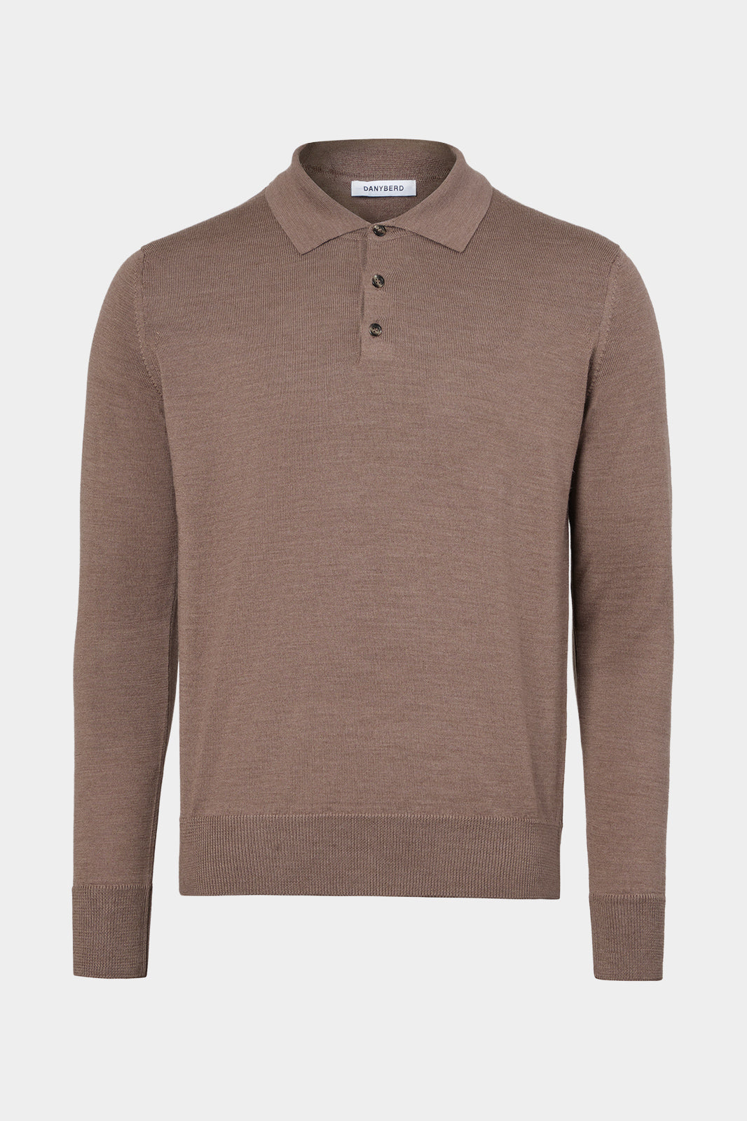 Vue sur fond blanc d'un pull col polo en laine taupe