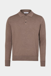 Vue sur fond blanc d'un pull col polo en laine taupe
