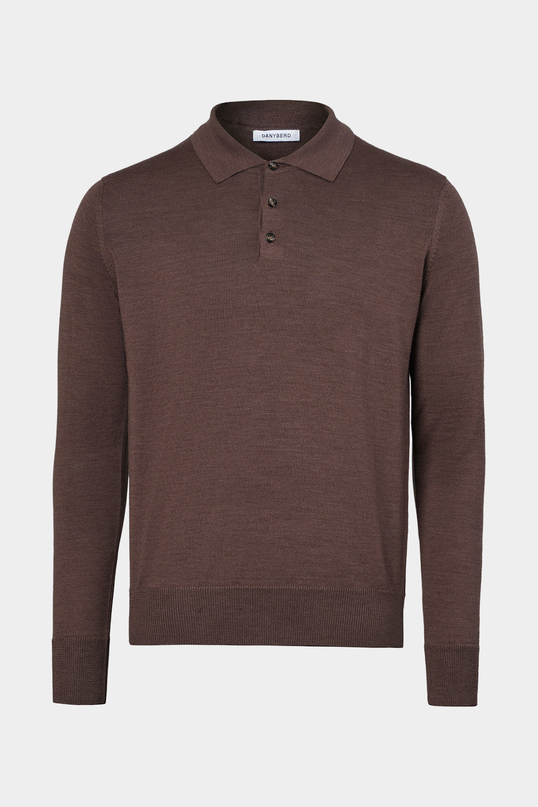 Vue sur fond blanc d'un pull col polo marron en laine mérinos d'Italie
