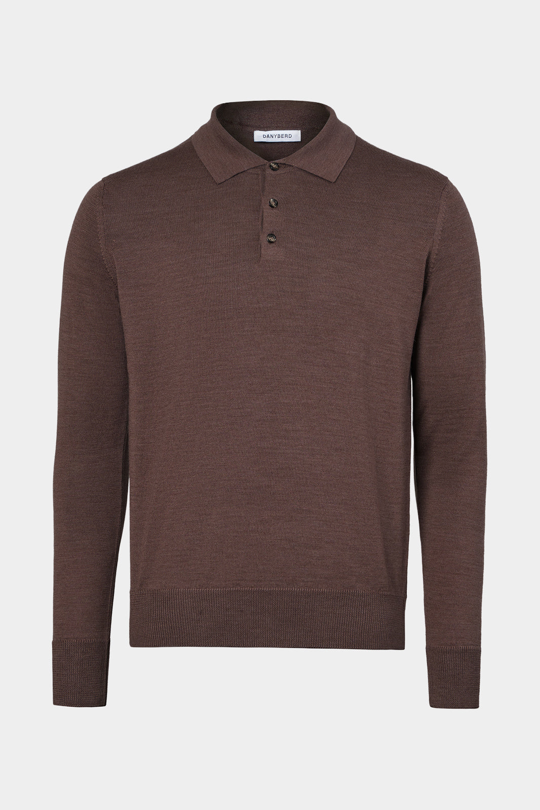 Vue sur fond blanc d'un pull col polo marron en laine mérinos d'Italie
