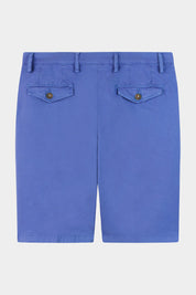 Vue de dos d'un bermuda bleu en coton avec une ceinture boutonnée.