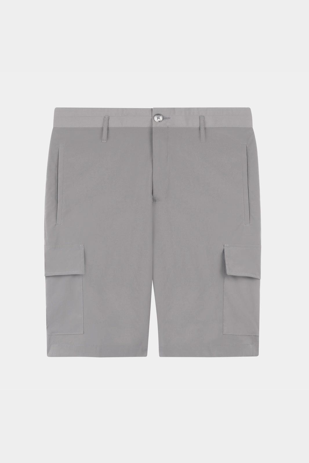 Vue de face d'un bermuda gris en nylon japonais. Le bermuda dispose de quatre poches latérales.