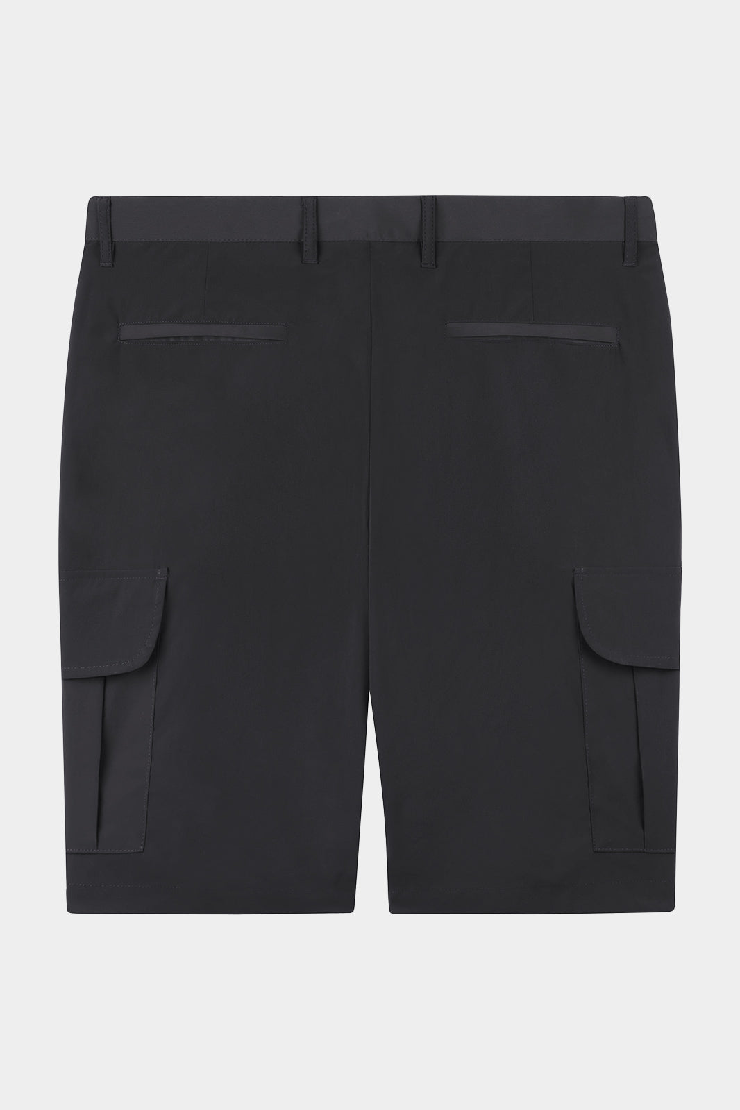 Vue de dos d'un bermuda noir en nylon japonais. Le bermuda dispose de quatre poches latérales.