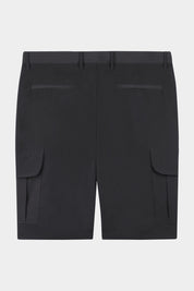 Vue de dos d'un bermuda noir en nylon japonais. Le bermuda dispose de quatre poches latérales.