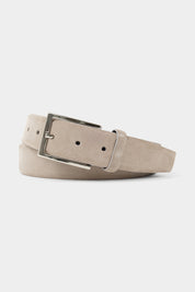 Vue sur fond blanc d'une ceinture en peau beige pour homme.