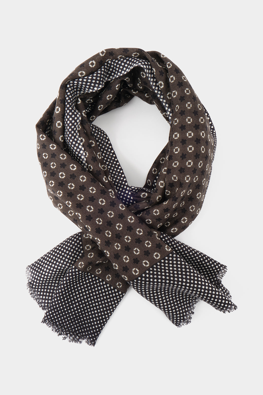 Vue sur fond blanc d'un chèche en laine marron imprimés ronds et fleurs 