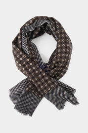 Vue sur fond blanc d'un chèche en laine marron imprimés ronds et fleurs 