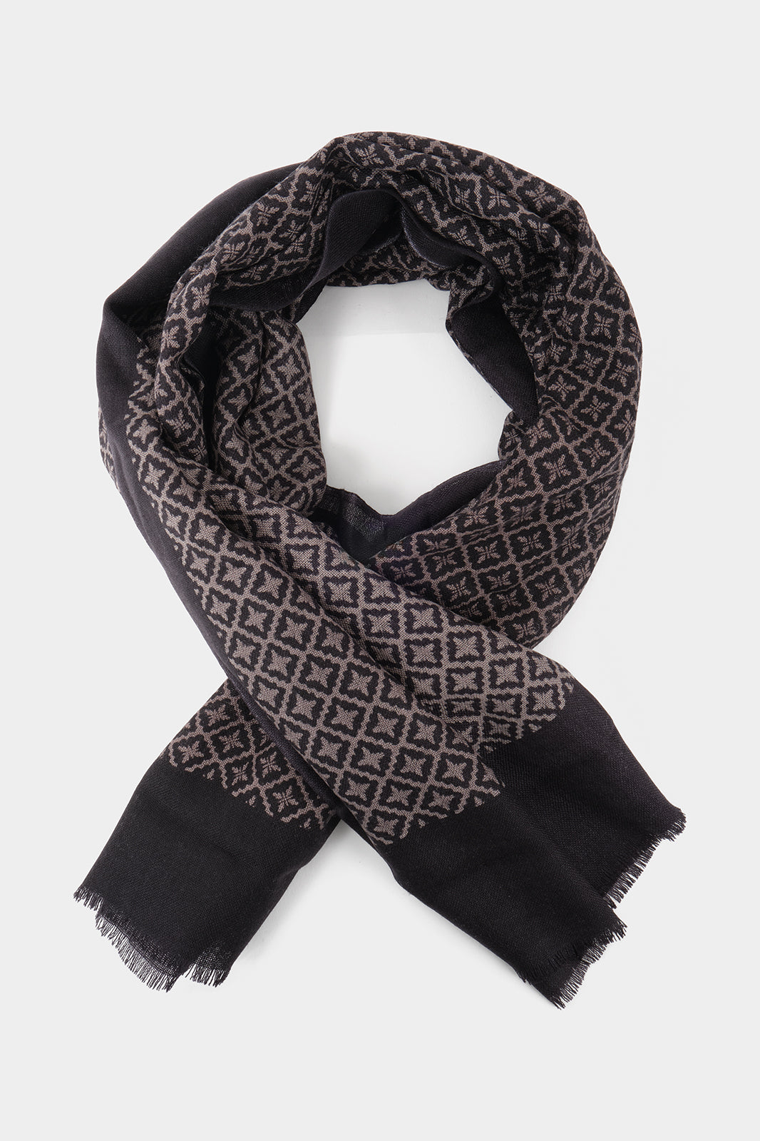 Vue sur fond blanc d'un chèche marron en laine imprimés losanges