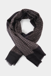 Vue sur fond blanc d'un chèche marron en laine imprimés losanges