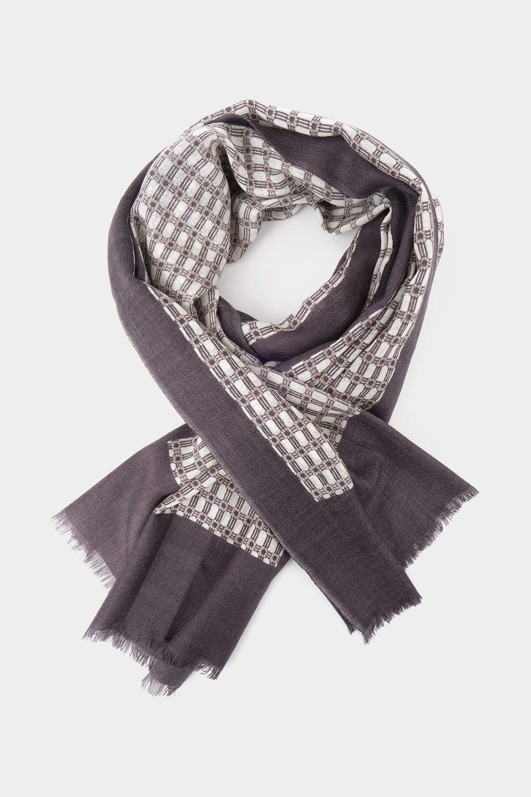 Vue sur fond blanc d'un chèche marron et blanc imprimés géométriques