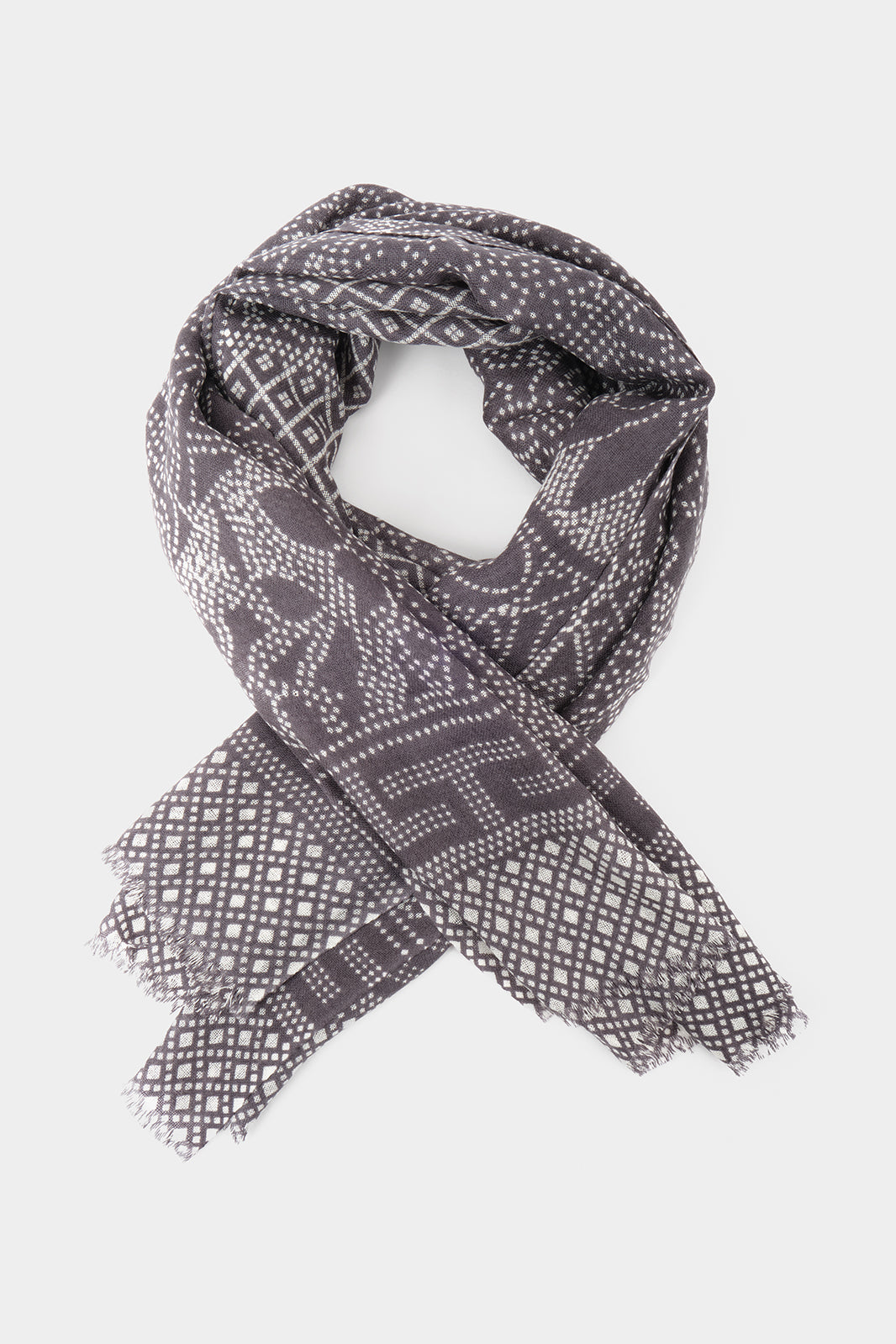Vue sur fond blanc d'un chèche gris en laine imprimés blanc 