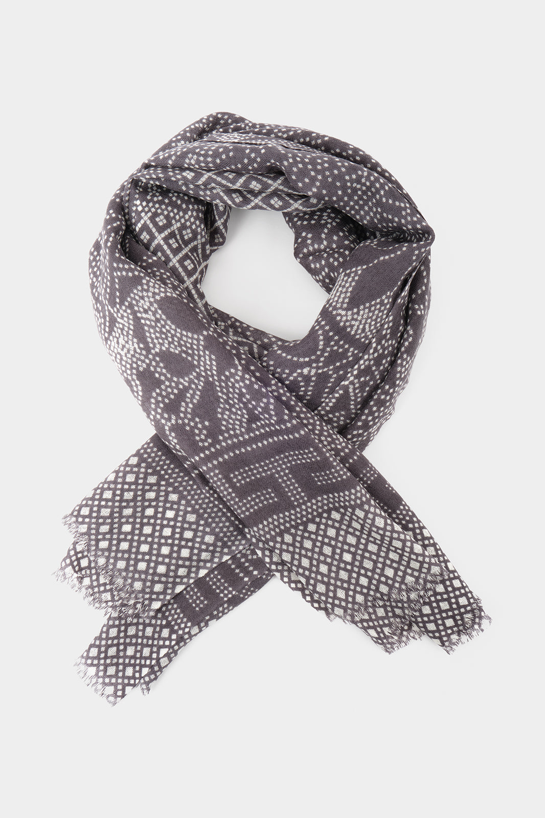 Vue sur fond blanc d'un chèche gris en laine imprimés blanc 