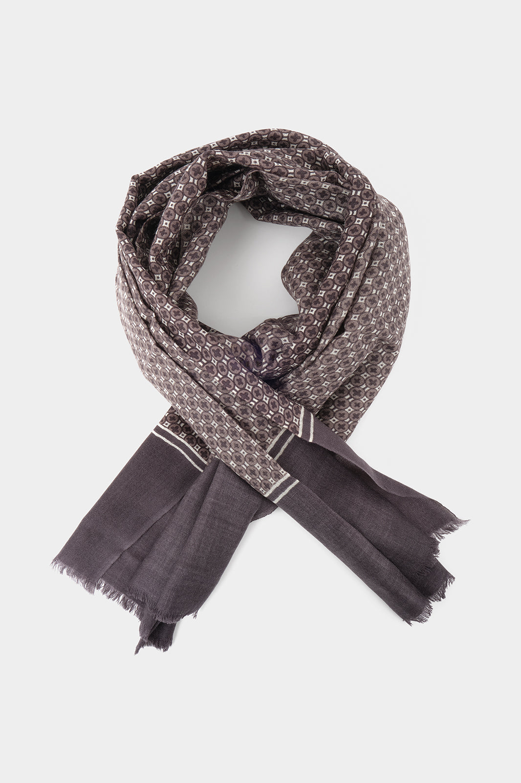 Vue sur fond blanc d'un chèche en laine marron imprimés ronds