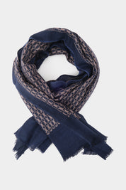 Vue sur fond blanc d'un chèche bleu en laine avec des imprimés géométriques