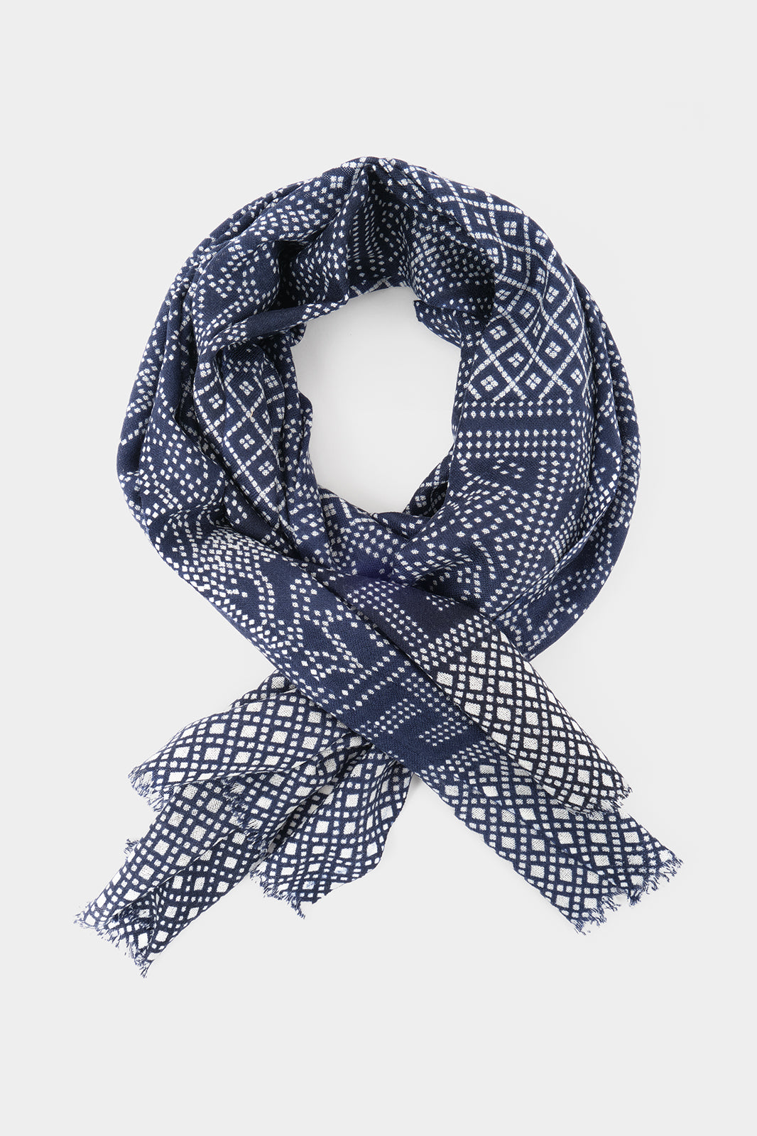 Vue sur fond blanc d'un chèche en laine  bleu imprimé blanc