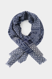 Vue sur fond blanc d'un chèche en laine  bleu imprimé blanc