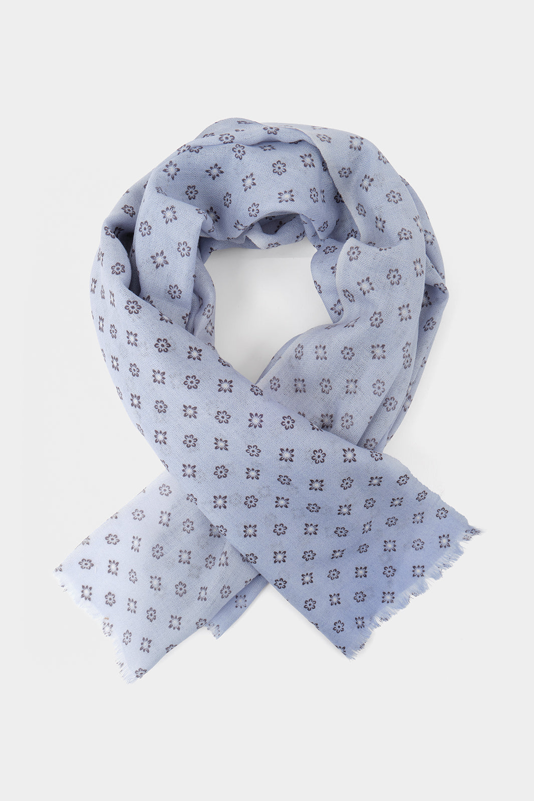 Vue sur fond blanc d'un chèche bleu en laine imprimés floraux