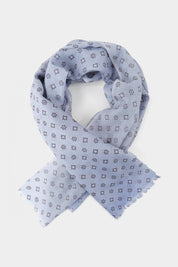 Vue sur fond blanc d'un chèche bleu en laine imprimés floraux