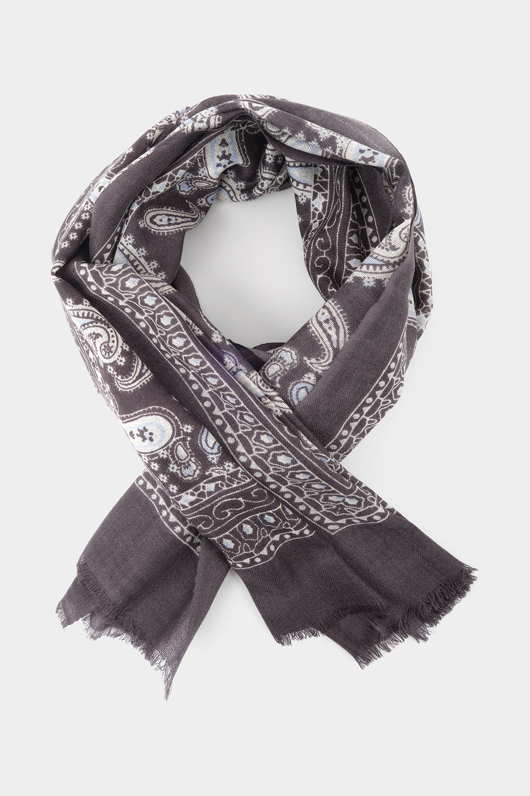 Vue sur fond blanc d'un chèche en laine gris imprimés bandana