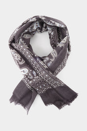 Vue sur fond blanc d'un chèche en laine gris imprimés bandana