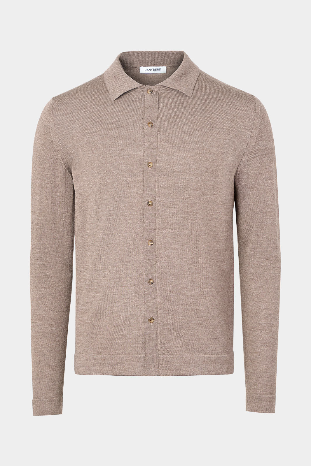 Vue sur fond blanc d'un pull polo chemise en 100% laine d'Italie en Taupe.