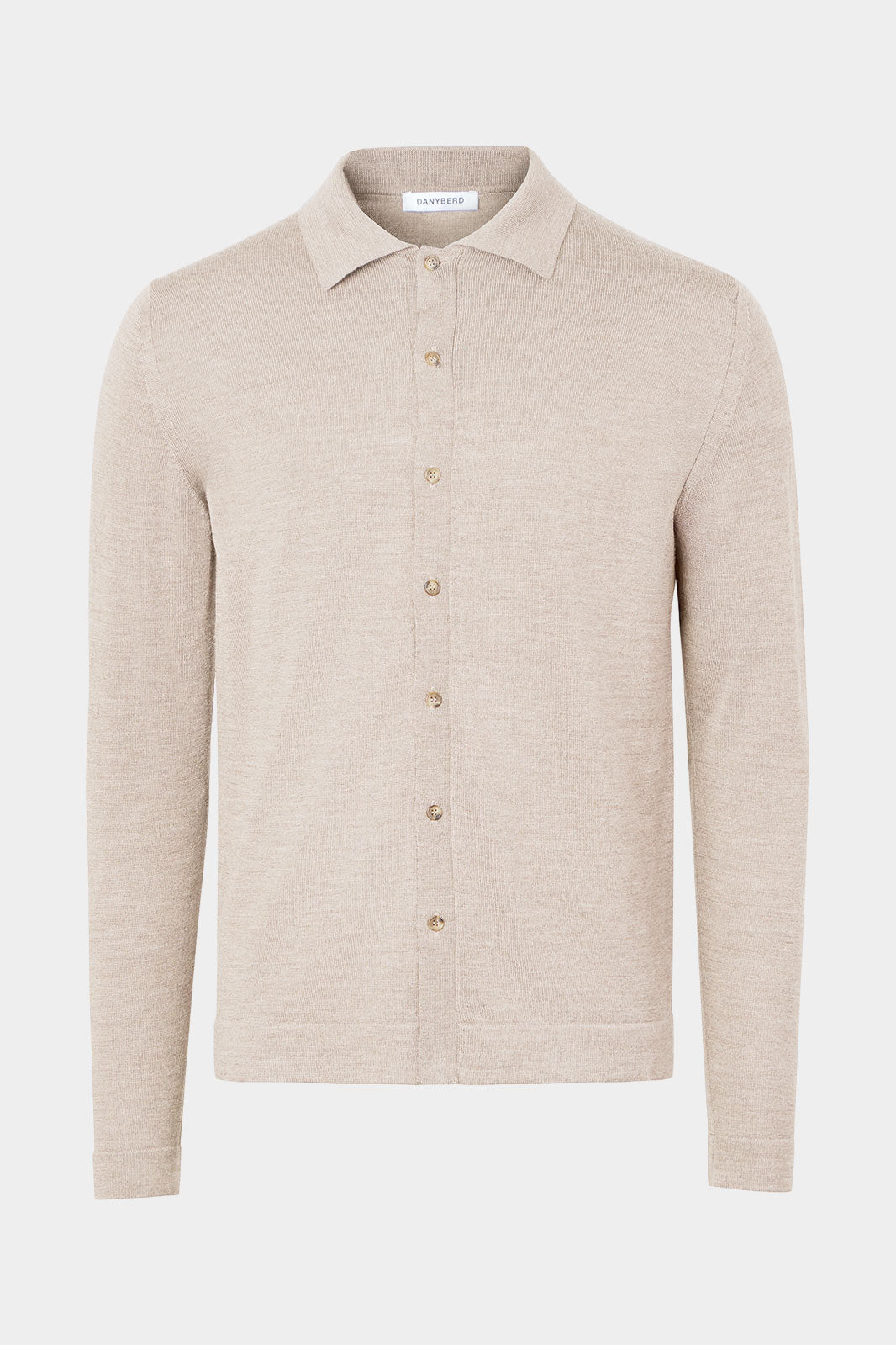 Vue sur fond blanc d'un pull chemise en 100% laine en beige.