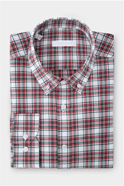 La chemise col boutonné à carreaux allie tradition et modernité avec une coupe cintrée qui sublime la silhouette.